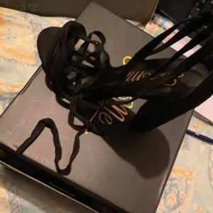 Cute Black heels from Fashion Nova